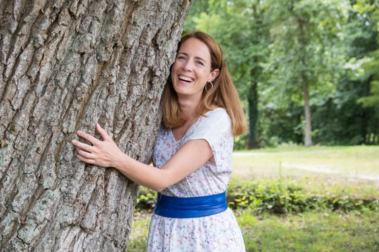 Portrait professionnel · Marie Tournier, Énergéticienne, dans un parc, enlaçant un arbre