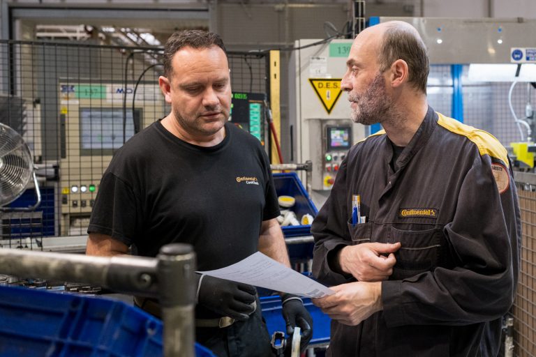 Un salarié et un manager d'une entreprise industrielle échangeant sur le poste de travail