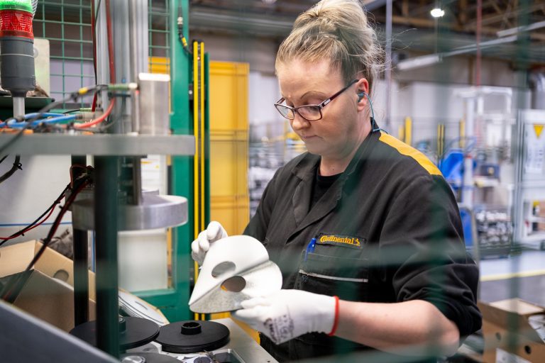 Reportage en industrie. Salariée à son poste de travail, dans le secteur industriel.