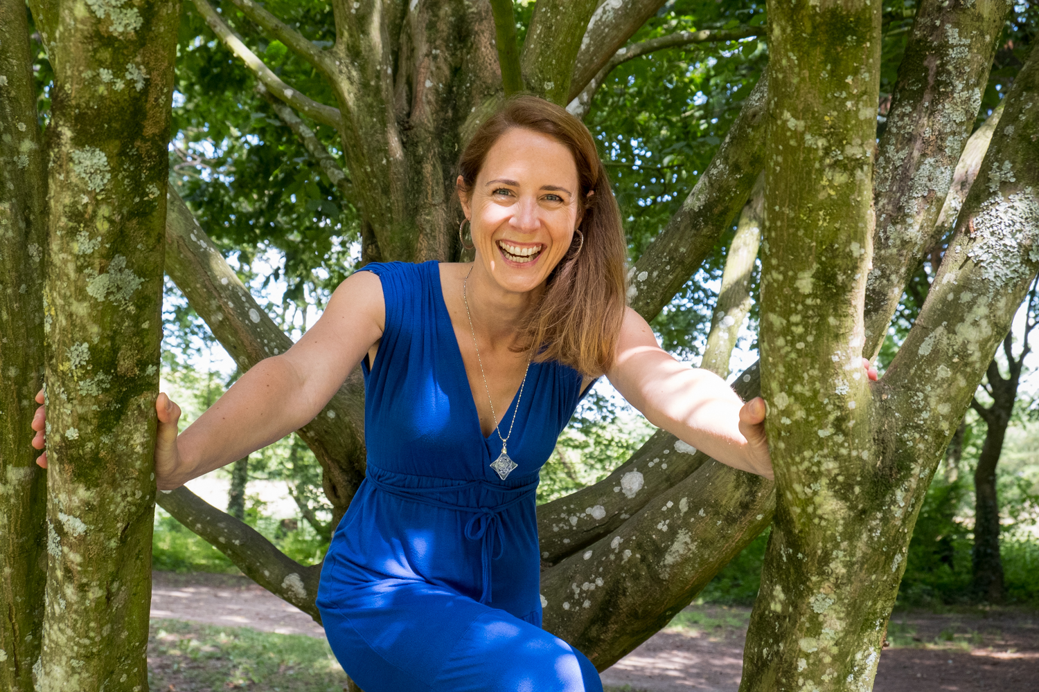 Portrait professionnel entrepreneure. Portrait de Marie Tournier, énergéticienne, dans un parc.