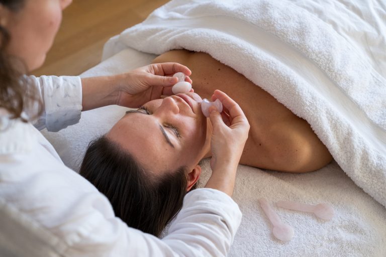 Sabrina Dupont, facialiste, réalisant un soin du visage