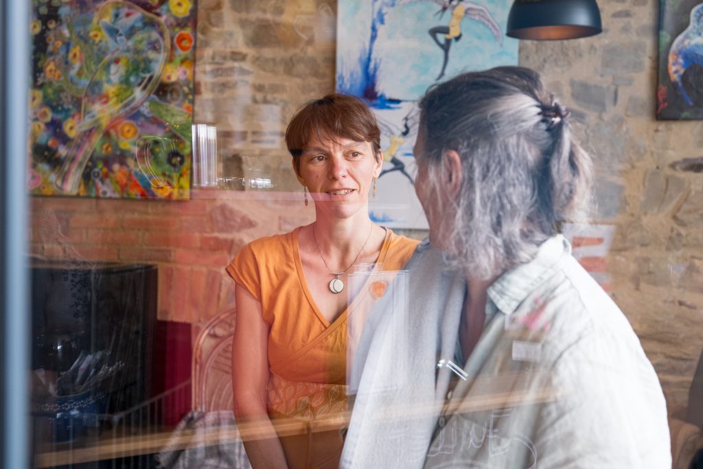 Reportage évènementiel en librairie. Sonia Chevrel, en discussion avec une participante, avant sa conférence