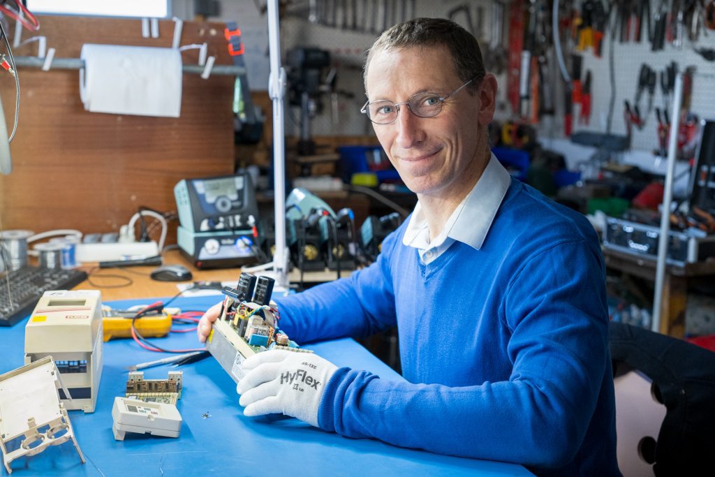 Yvonnick Bailly, artisan réparateur, dans son atelier