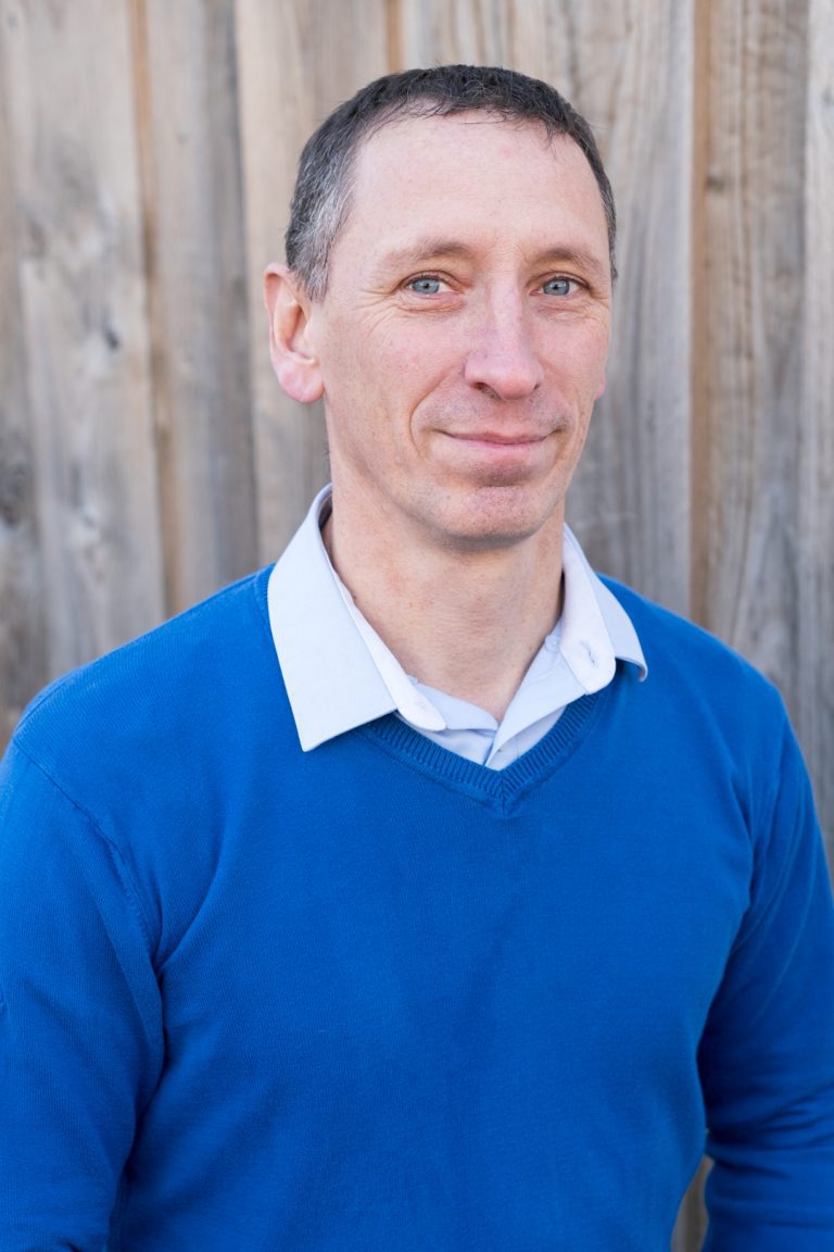 Portrait d'Yvonnick Bailly, artisan réparateur, devant son atelier