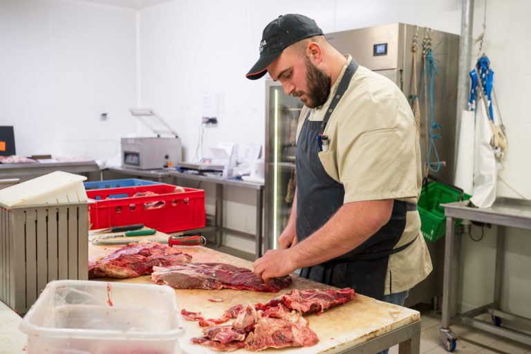Reportage métier au sein d'une boucherie charcuterie artisanale